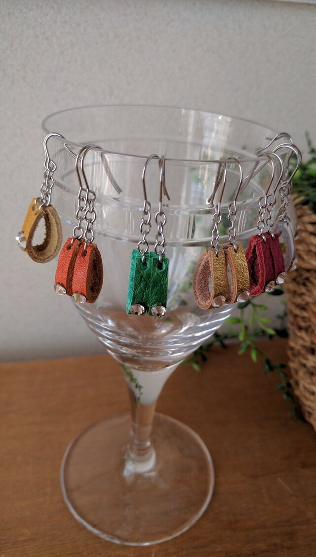 ユラユラ本革ピアス(オレンジ)の画像1枚目