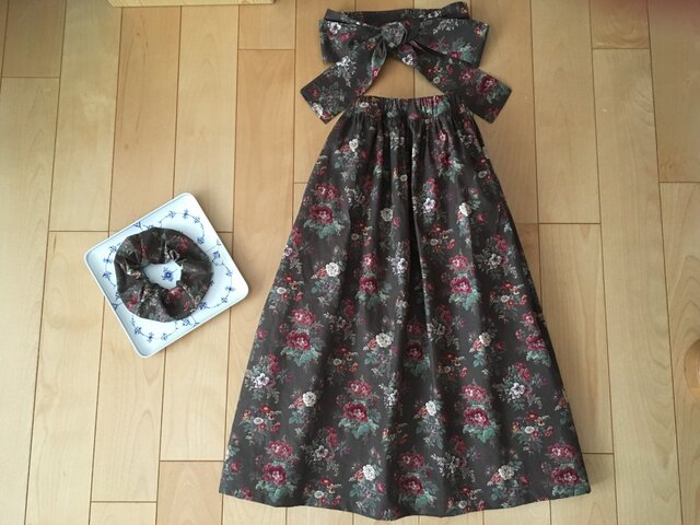 SALE【Sサイズ】花束デザインスカート(お揃い柄シュシュ&サッシュベルト付き)の画像1枚目