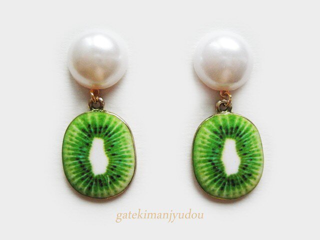 パール×キウイ◇チタンピアス【イヤリング変更可】の画像1枚目