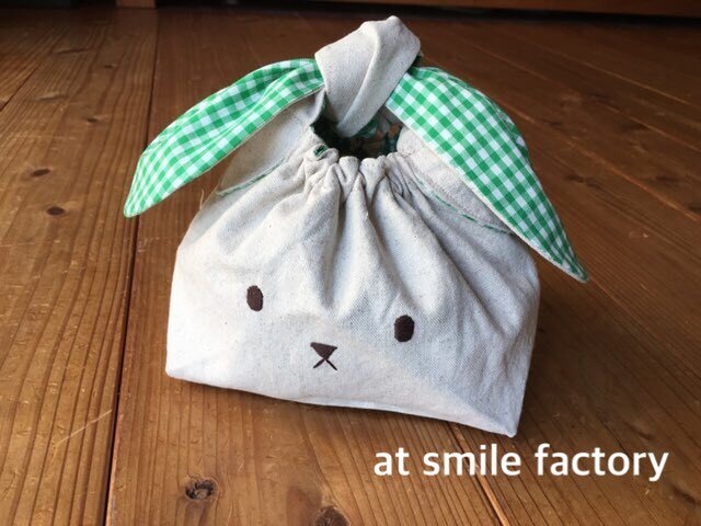 うさぎ弁当袋M緑ギンガム(定型外送料無料)の画像1枚目
