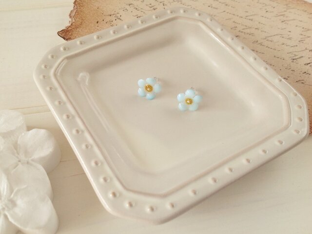 染め花を樹脂加工した小花のピアス(水色)の画像1枚目