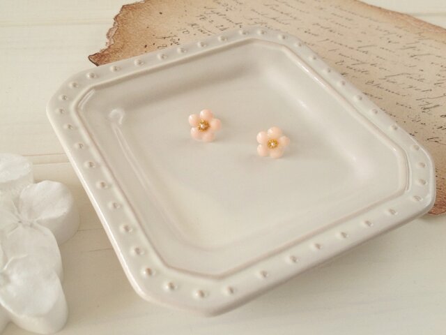染め花を樹脂加工した小花のピアス(ピンク)の画像1枚目