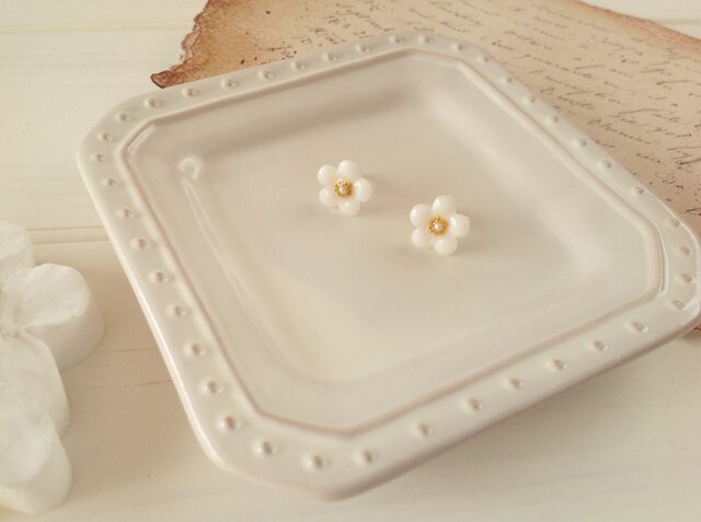 染め花を樹脂加工した小花のピアス(ホワイト)の画像1枚目