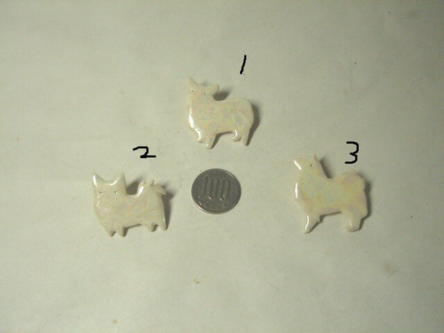 虹色ブローチ イヌの画像1枚目