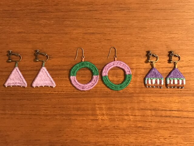 刺繍アクセサリー(紫)の画像1枚目