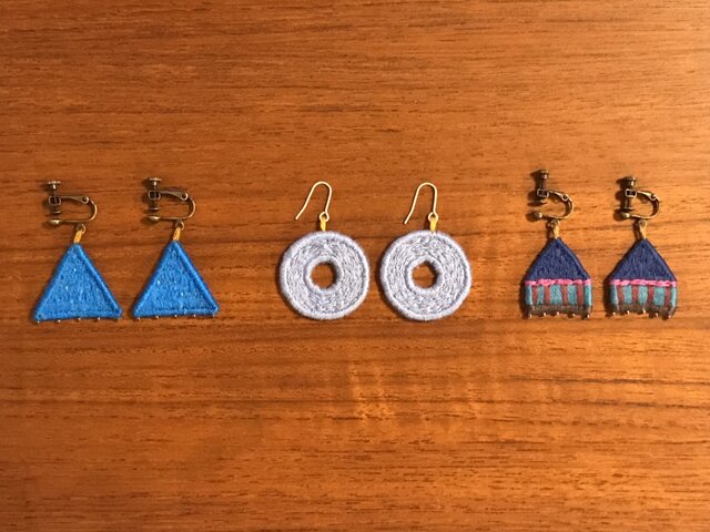 刺繍アクセサリー(青)の画像1枚目