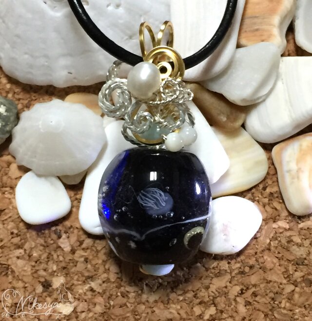 【とんぼ玉×ワイヤーアート】海面に踊る海月と月の画像1枚目