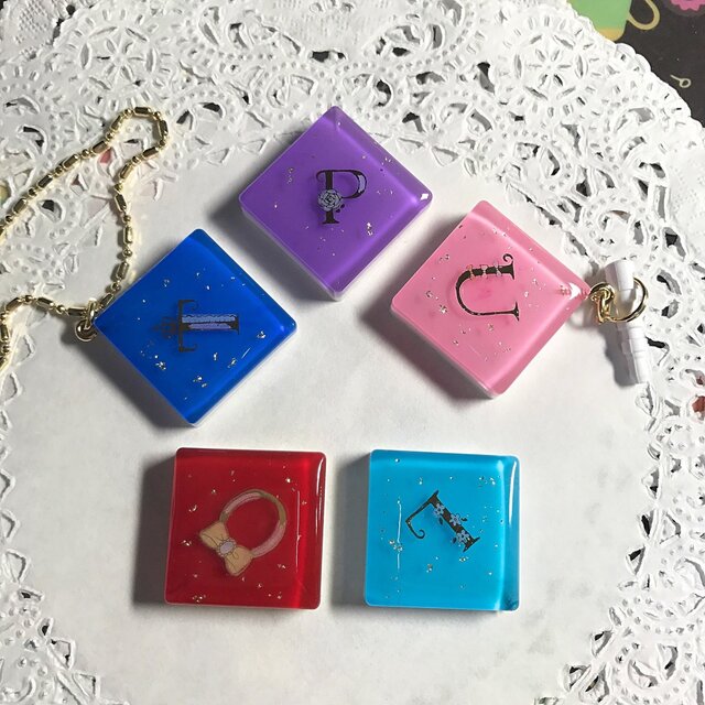 選べる5カラー☆イニシャル煌めきCandyキーホルダーの画像1枚目