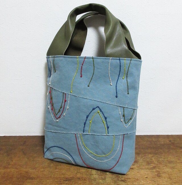 ユニークな持ち手の刺繍かばん(カーキ)の画像1枚目