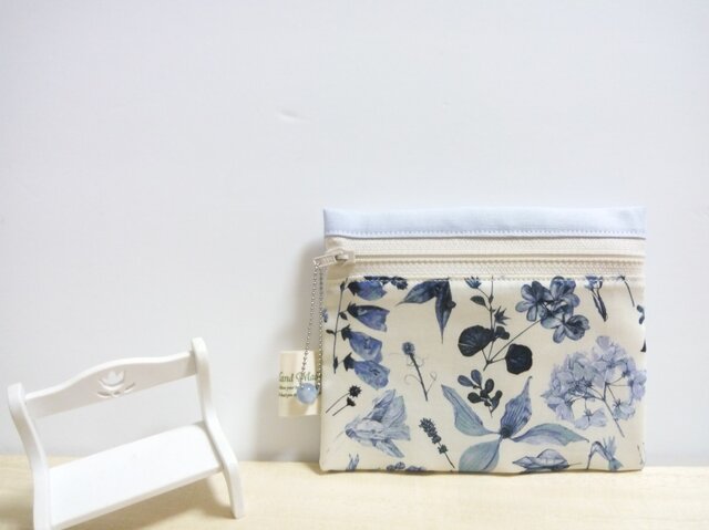 繊細なブルーの草花*リバティ<Floral Eve>(フローラル・イヴ)ティッシュケース付きポーチ①の画像1枚目