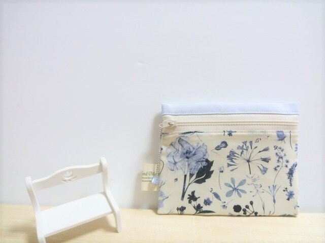 繊細なブルーの草花*リバティ<Floral Eve>(フローラル・イヴ)ティッシュケース付きポーチ②の画像1枚目