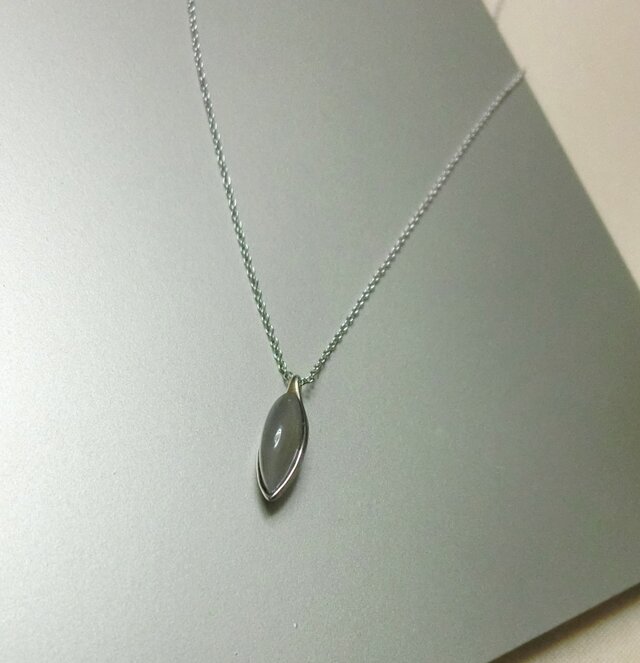 float グレームーンストーンのネックレスの画像1枚目