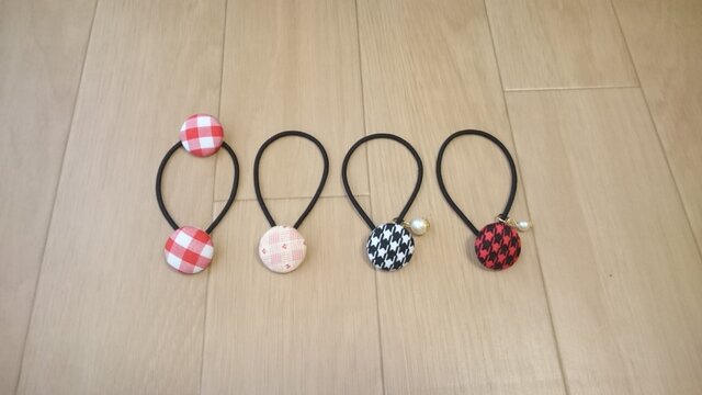 ラブリーくるみボタン4個セット　ヘアゴム　手書き風ハート　白　黒　赤 ラブリーくるみボタン4個セット ヘアゴム 手書き風ハート 白 黒 赤