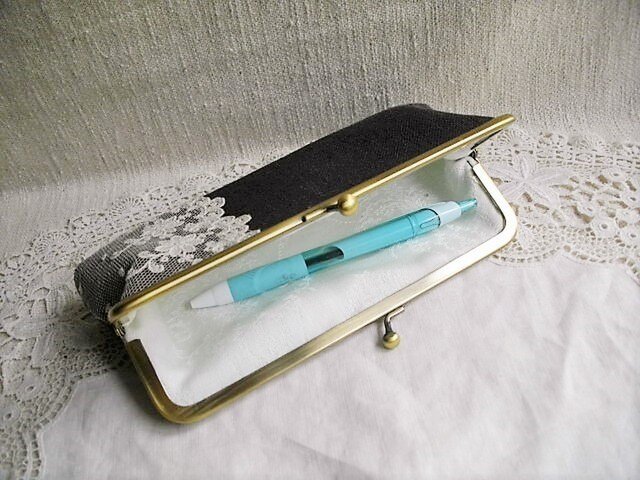 パープルリネン&アンティークレースがま口ペンケース | iichi パープルリネン&アンティークレースがま口ペンケース | iichi