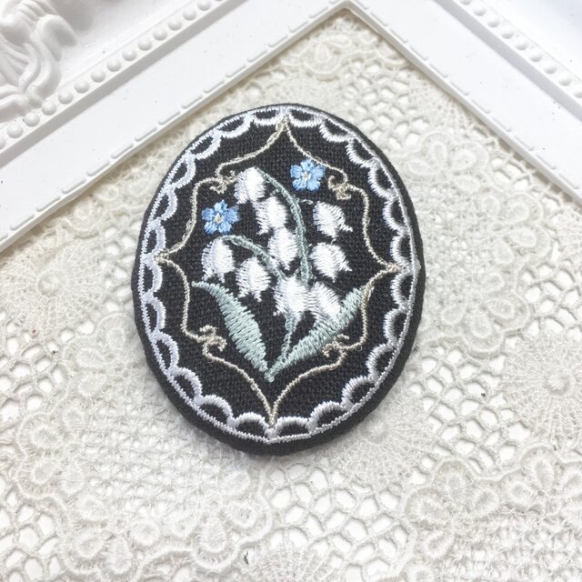 刺繡ブローチ すずらん レース枠 黒リネンの画像1枚目