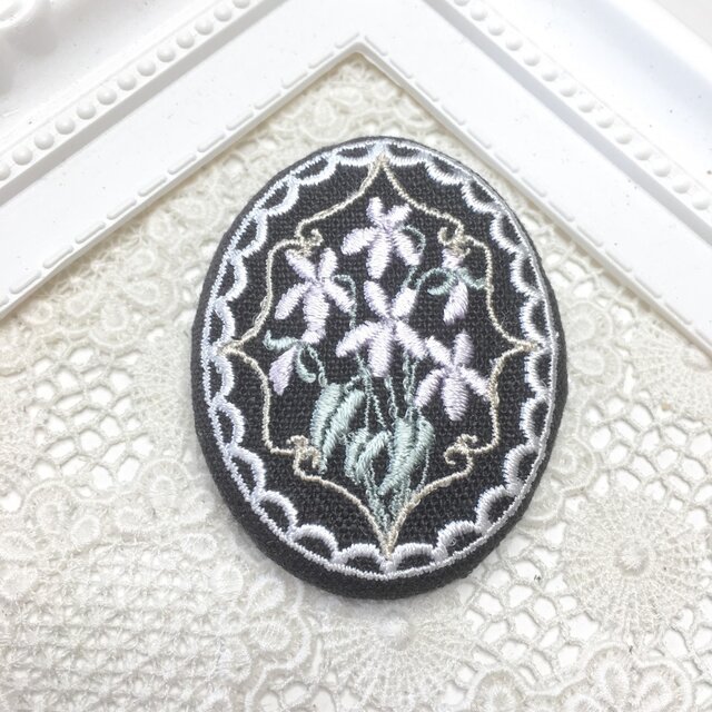 刺繡ブローチ すみれ レース枠 黒リネンの画像1枚目
