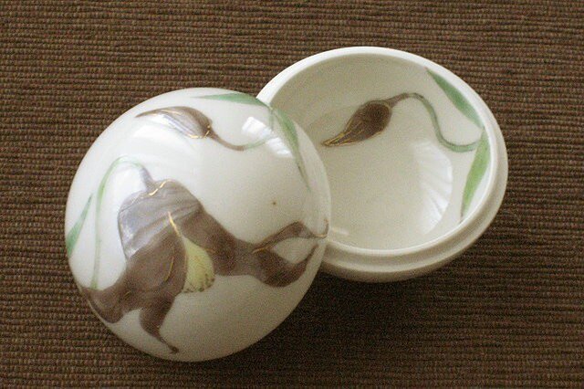 色絵金彩蓋物 クレマチスの画像1枚目