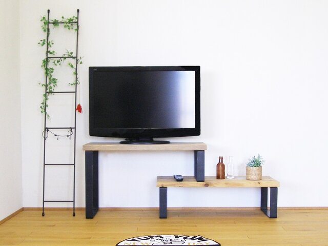 天然杉の古材板と鉄脚で作ったスライド式小ぶりなテレビボードの画像1枚目
