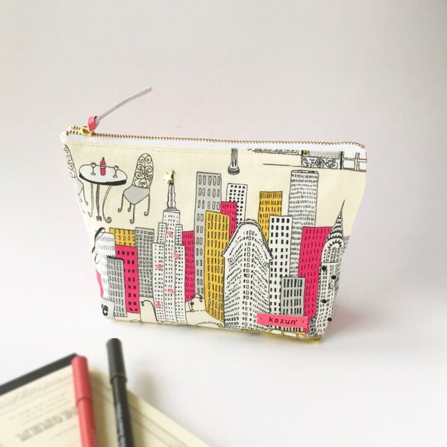 USA生地！NYカフェ＆ビル柄のマチ付きポーチ（内ポケット付き）、ビーズ刺繍付き