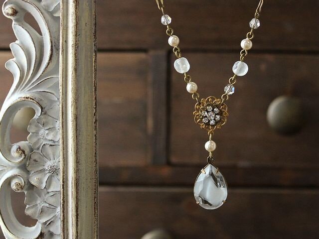 樹氷・ヴィンテージ・白いギブレガラスのネックレス | iichi 日々の