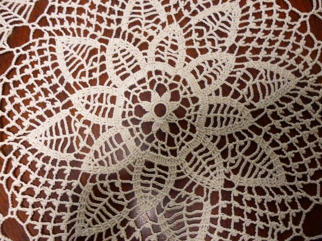 手編みレースドイリー直径約30cm | iichi 日々の暮らしを心地よくする