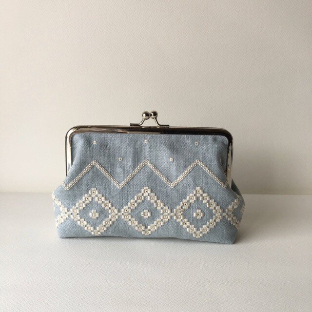 サックスブルー・ハーダンガー刺繍 - 18㎝がま口ポーチ