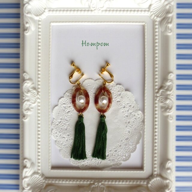 べっ甲とオリーブグリーンのタッセルのイヤリング　ホムポム
