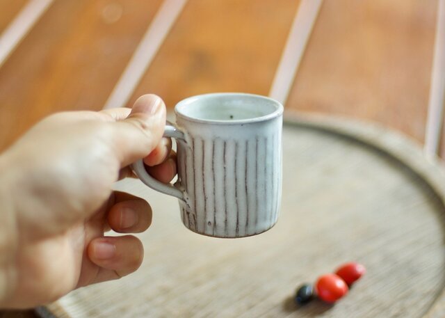 白い陶器のエスプレッソカップ（鎬） | iichi 日々の暮らしを心地よく