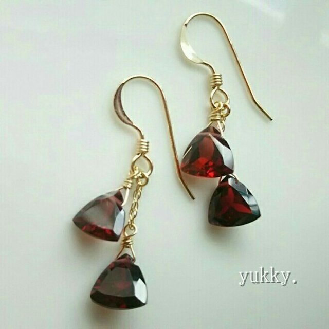 ガーネット(トライアングル)２粒♪14kgfピアス