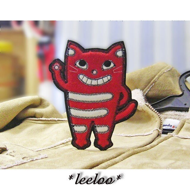 ★立って手を振る猫★ねこワッペン/赤白-大