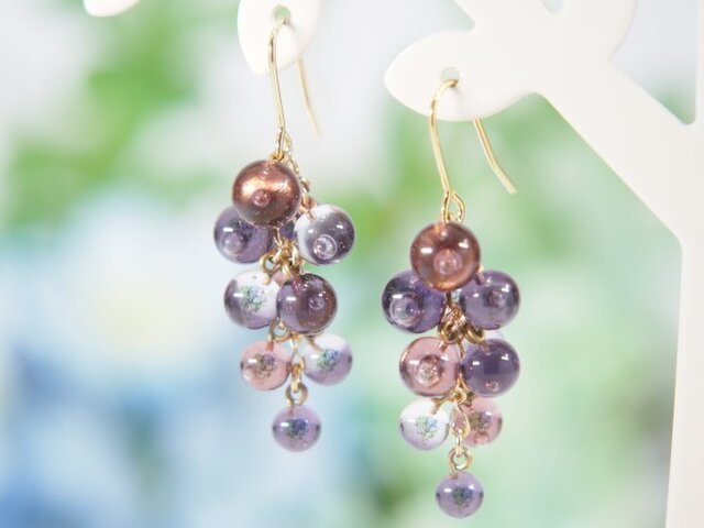 つぶつぶじゃらじゃらピアス ぶどう色の画像1枚目