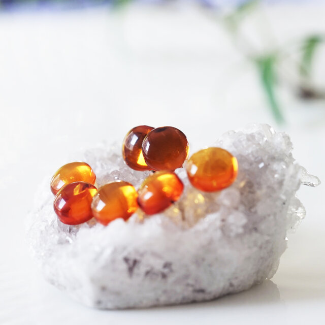 バルト海天然琥珀の一粒8mmスタッドピアス ~Madeleineの画像1枚目