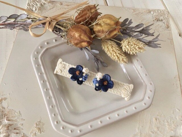 染め花の小花と蕾のイヤリングA(ネイビー) iichi ハンドメイド・クラフト作品・手仕事品の通販