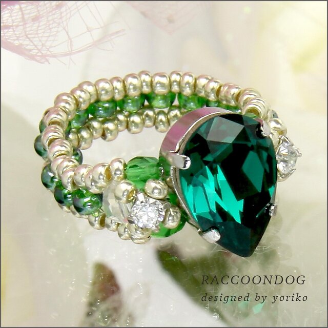 エメラルドグリーンの瞳【大粒スワロフスキーエメラルドグリーン