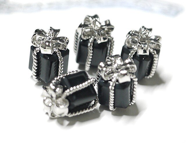 【1個】不透明なGlassブラックカラーJewelボックスシルバーMediumサイズチャーム、パーツの画像1枚目