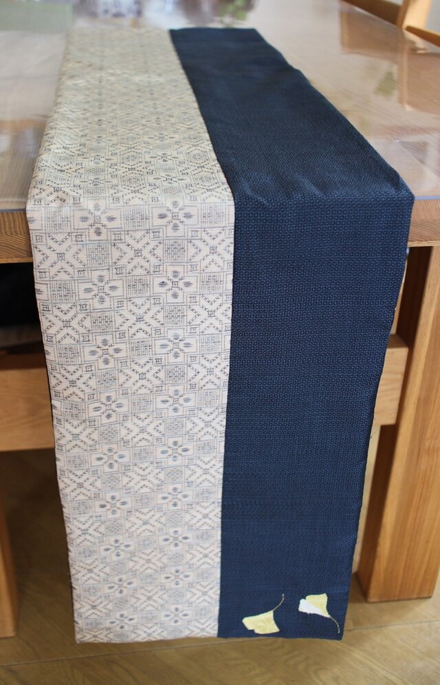 ヴィンテージ着物のタペストリー　紅葉　絣　受注作品