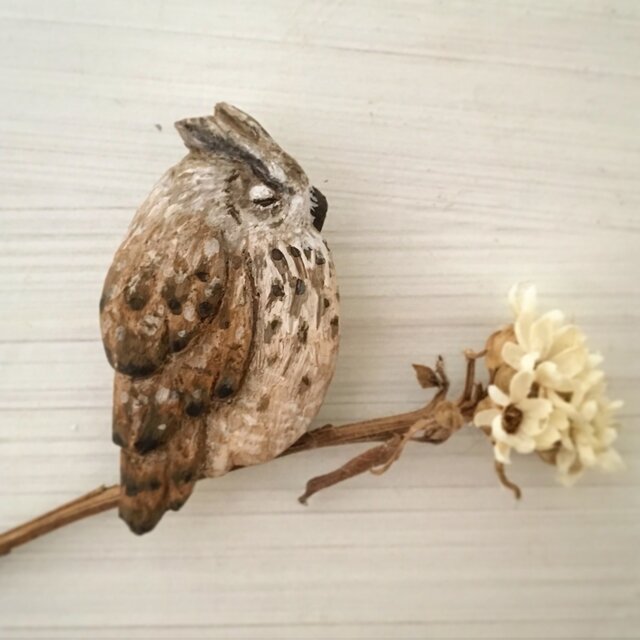 ブローチ 眠るミミズクの画像1枚目