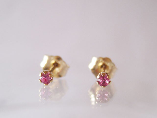 ピンクサファイアのスタッドピアス [極小2mm]14KGF | iichi 日々の