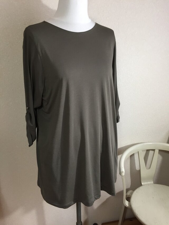 カーキ色のシンプルニットの画像1枚目