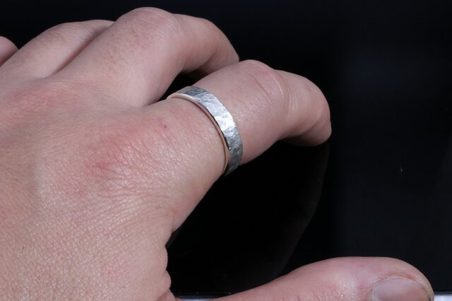 指輪 メンズ ： 指輪 メンズ ： 岩石 丸 鎚目 槌目 林グ 5mm幅