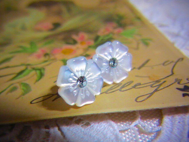 マザーオブパール お花のピアスの画像1枚目
