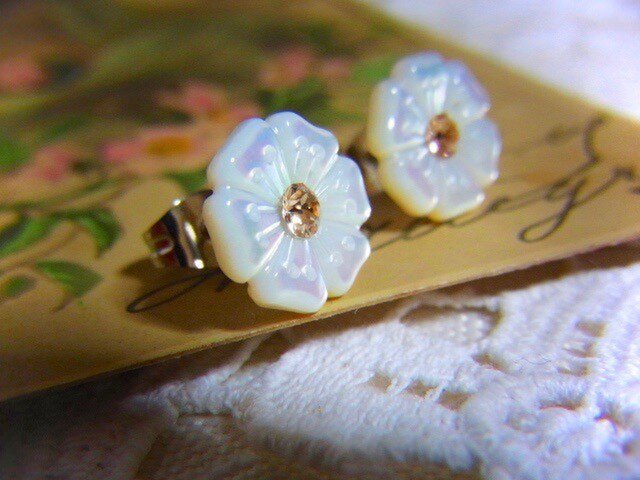 マザーオブパール お花のピアスの画像1枚目