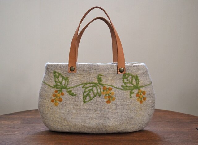羊毛フェルトバッグ/森の実 | iichi 日々の暮らしを心地よくする