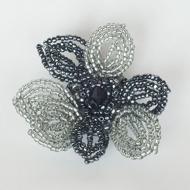 ビーズフラワーブローチ（モノトーン）