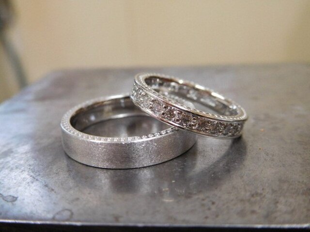 結婚指輪 手作り（鍛造＆彫金）プラチナ製　女性はミル＆フルエタニティリング ・ 男性はミル＆平打ちマット加工