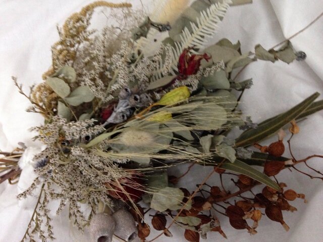 月桃の実とアマランサスのスワッグ | iichi 日々の暮らしを心地よく