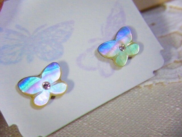 小さなちょうちょ 色変わりピアスの画像1枚目