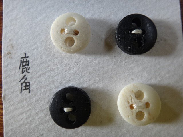 鹿の角ぼたん白黒4個セットの画像1枚目