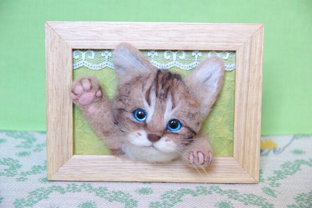癒し子猫 「遊ぼう」 大きめフレームの画像1枚目