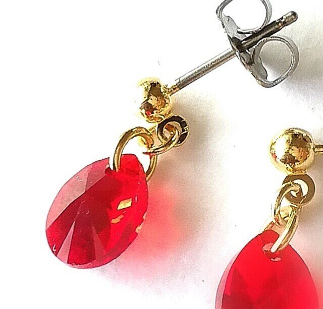SWAROVSKI ピアス　高級感　赤石　可愛い　雫 スワロフスキー 赤の雫 小さい ピアス】 | iichi 日々の暮らしを
